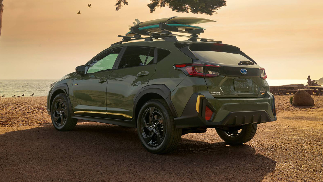 vue latérale arrière d'un Subaru Crosstrek 2025