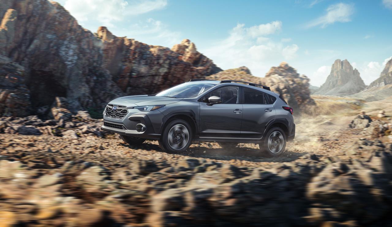 Vue 1/4 avant et latérale du Subaru Crosstrek 2024 à l'aventure dans un canyon.