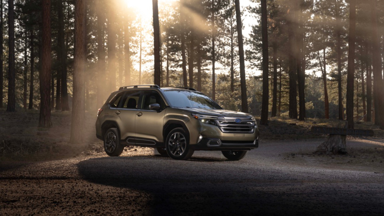 vue latérale avant d'un Subaru Forester 2025 en forêt