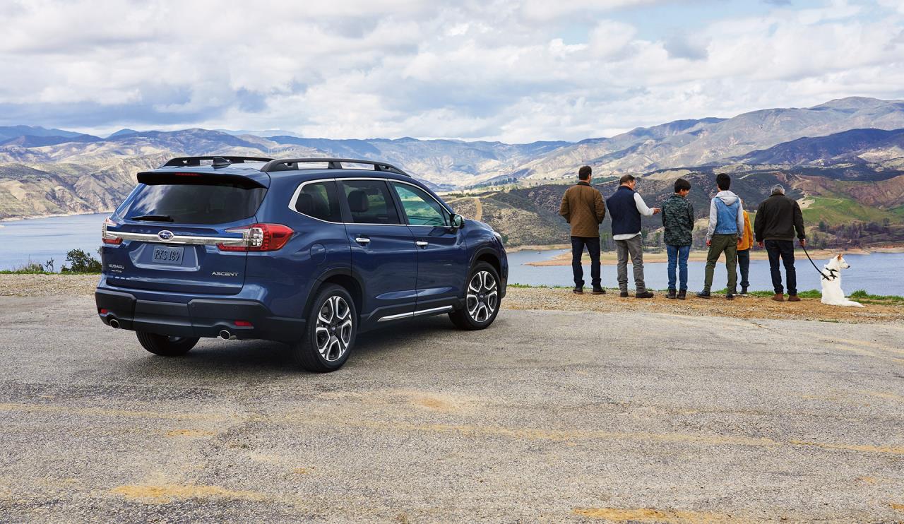 Vue 3/4 arrière du Subaru Ascent avec des montagnes au loin.