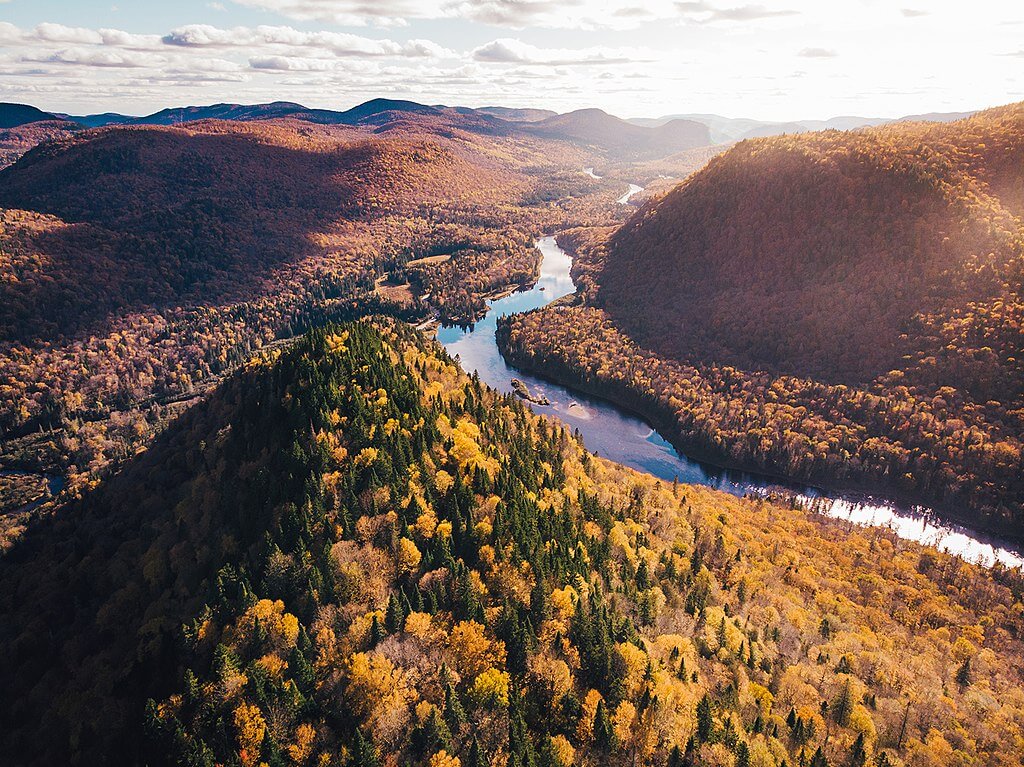Rivière et montagnes aux couleurs d’automne dans le parc national de la Jacques-Cartier, près de Québec.
