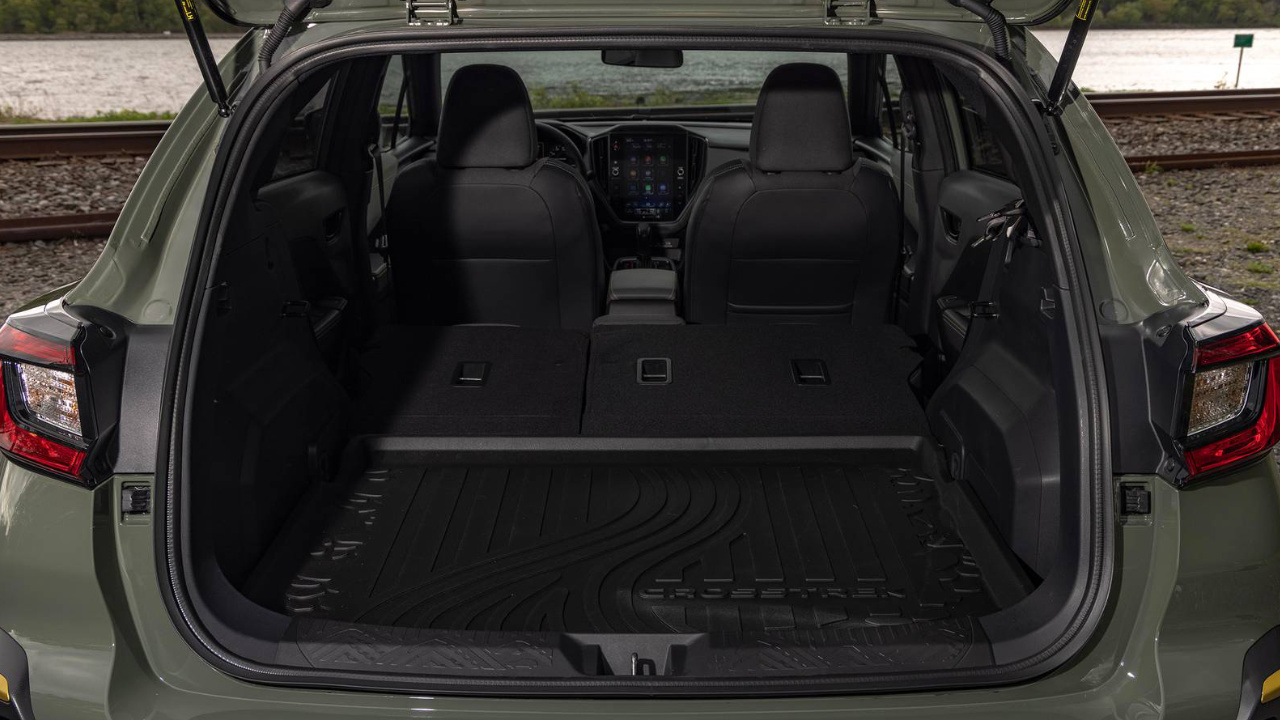 vue l'espace de chargement du coffre arrière d'un Subaru Crosstrek 2025