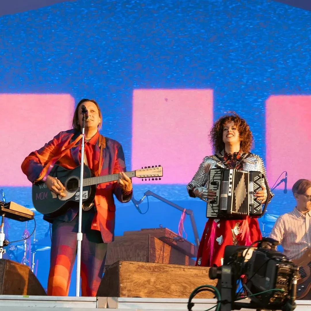 Arcade Fire y Javiera Parra interpretaron "Gracias a la vida" de Violeta Parra en Lollapalooza