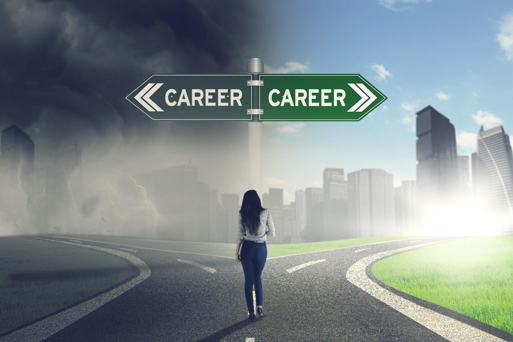 Persoană în fața unei alegeri de carieră, simbol al schimbării profesionale