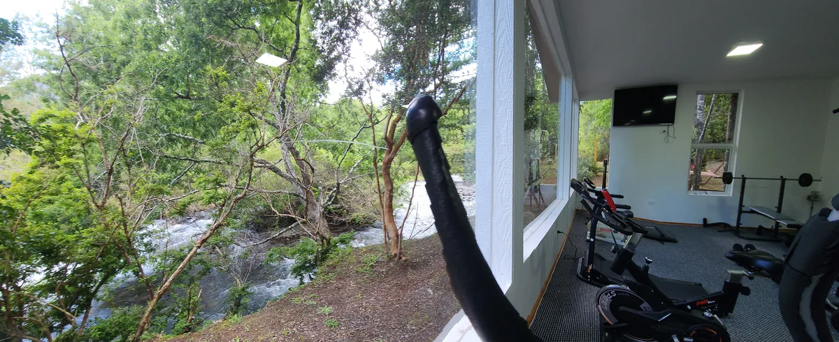 Gimnasio con vista al río en Instalación del recinto, Prueba 1. Área común para ejercitarse.