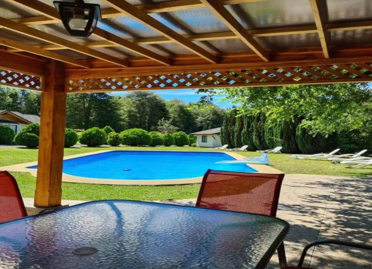 Piscina exterior climatizada en Instalación del recinto. Relax y diversión en un entorno natural único.