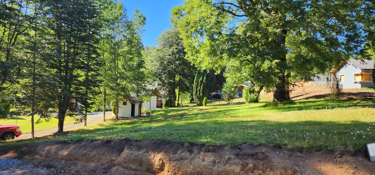 Instalación del recinto con cabañas rústicas en área común con jardín y árboles. Escapada natural perfecta.