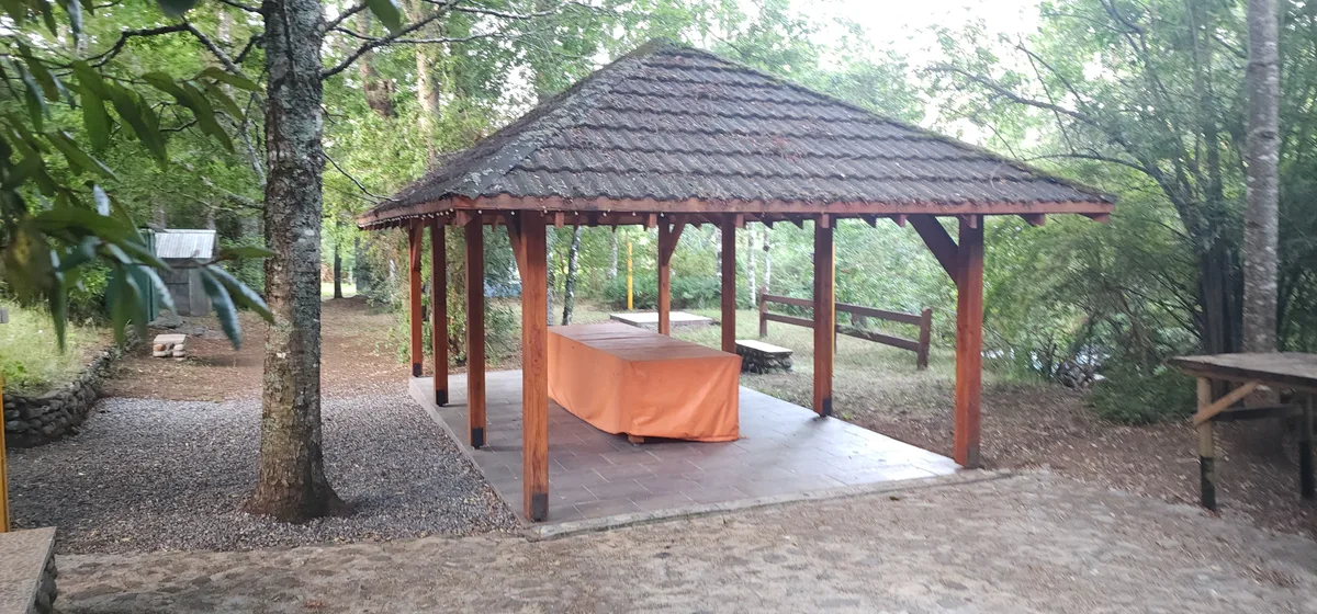 Instalación techada en área común rodeada de naturaleza en Prueba 1. Ideal para eventos y reuniones al aire libre.