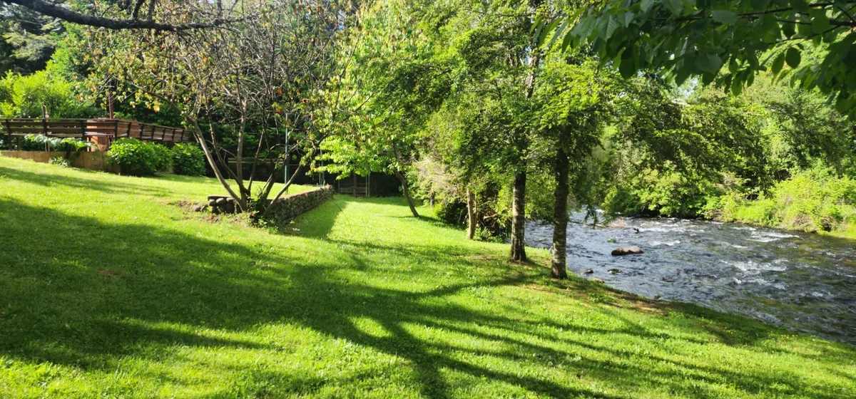Área común ajardinada con río en Instalación del Recinto. Naturaleza y relax en Prueba 1.