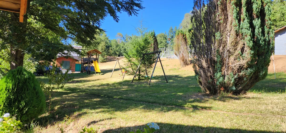Area de juegos infantil al aire libre en Instalación del recinto, Prueba 1. Tobogán y columpios para la diversión familiar.
