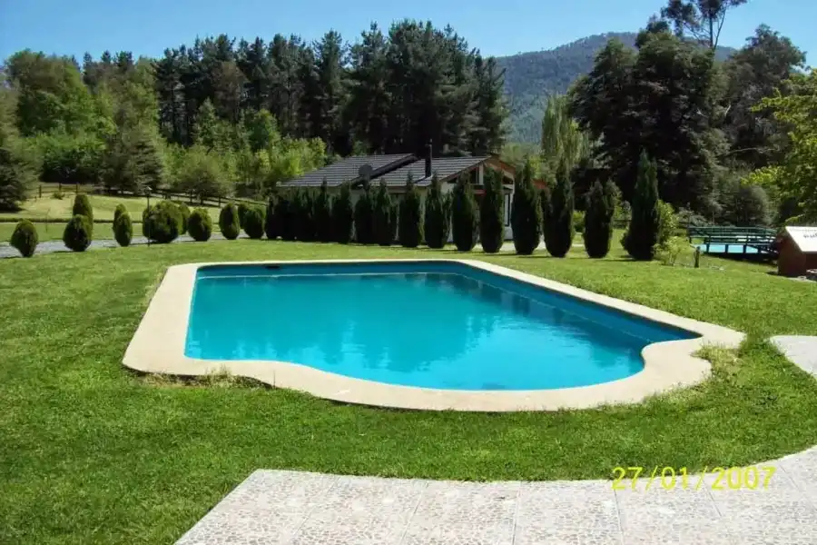 Cabañas de madera con Hot Tub al aire libre en medio de la naturaleza exuberante de Pucón y Caburgua, Chile.