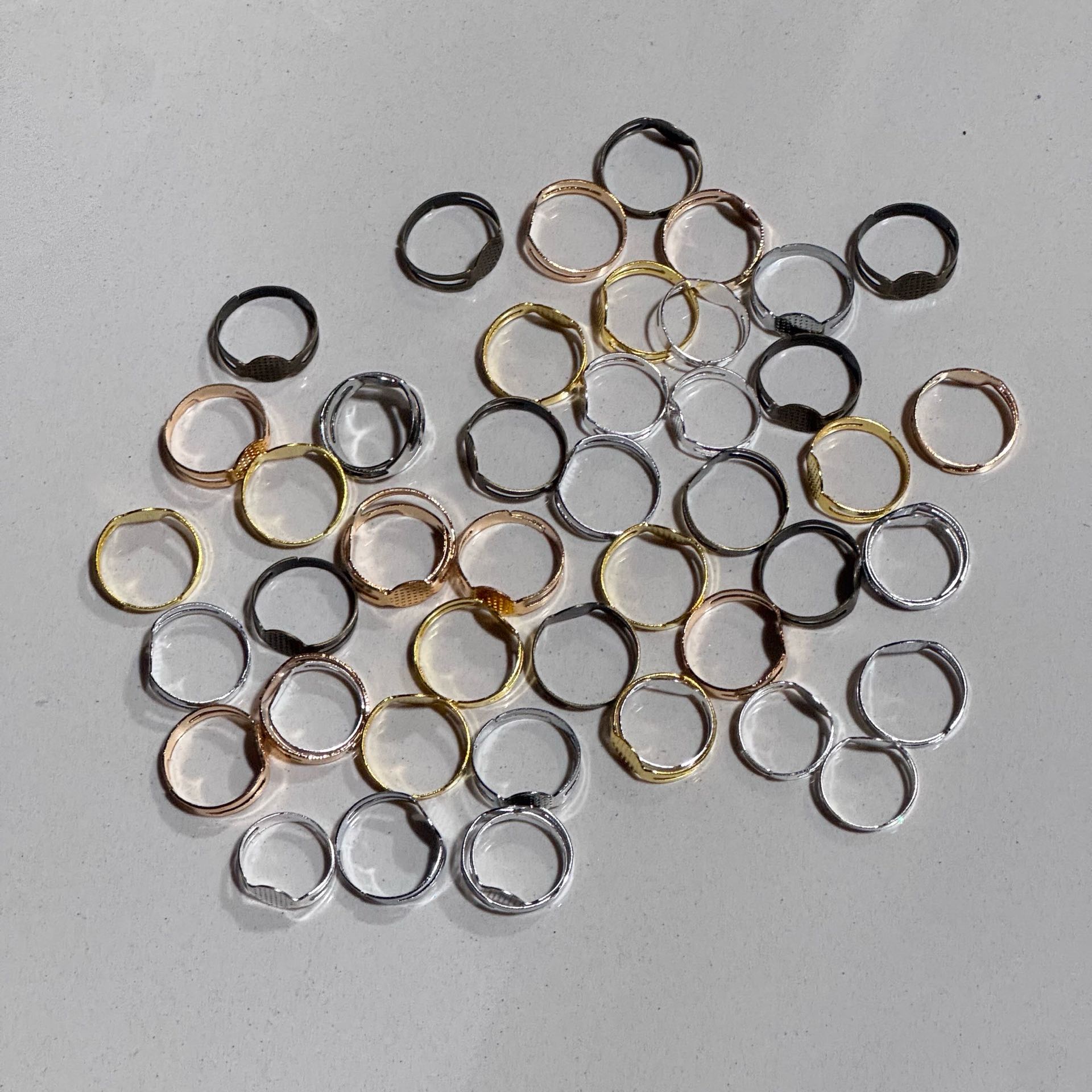 Set x50 anillos regulables surtidos