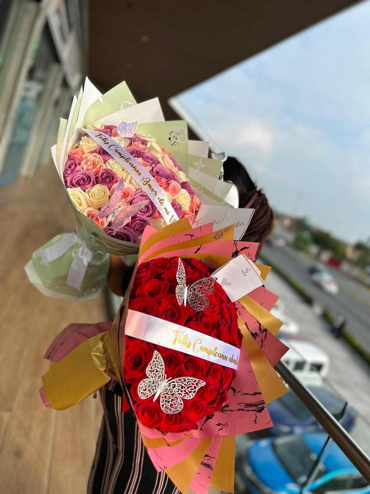 50 rosas + cinta personalizada (1 solo tono o mix)