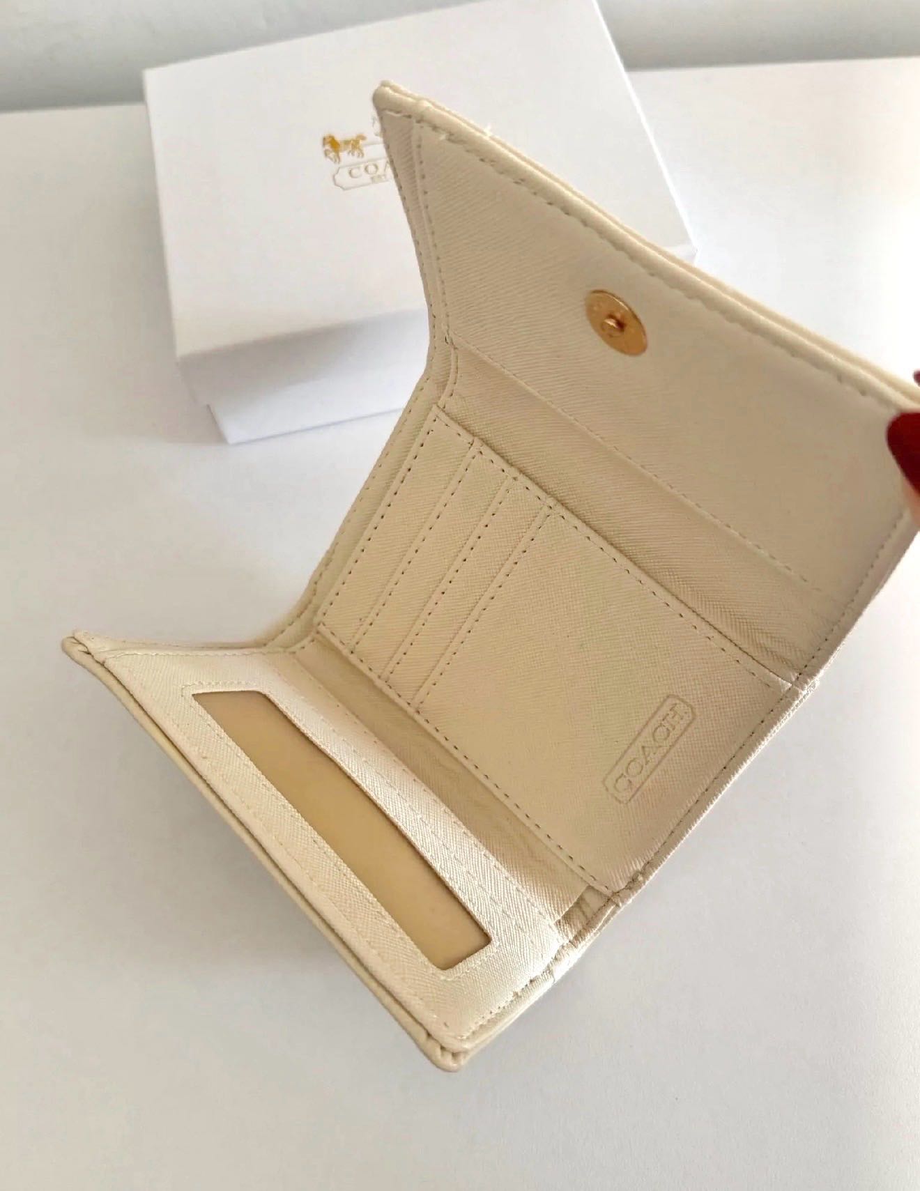 BILLETERA COACH BEIGE 