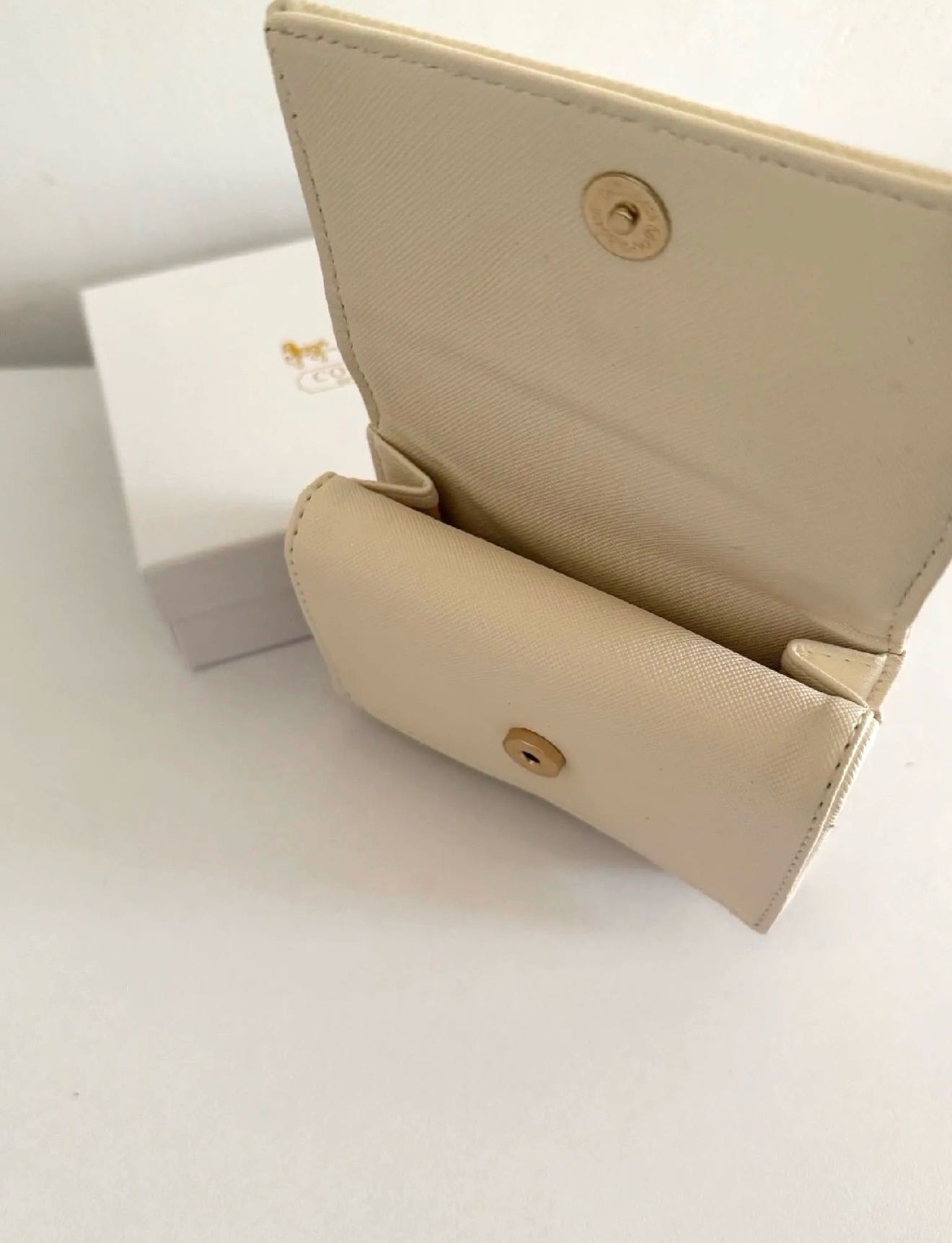 BILLETERA COACH BEIGE 