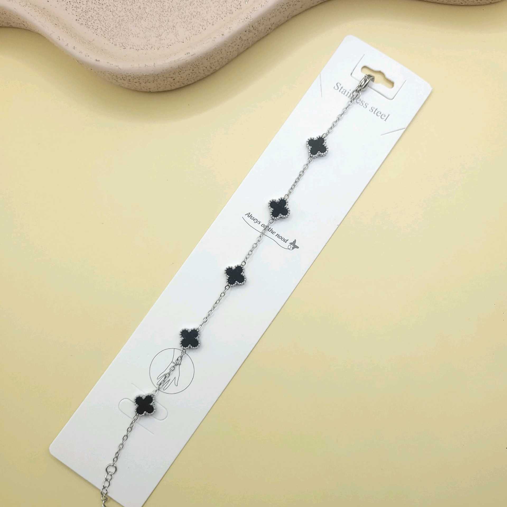 Pulsera Van cleef negra bordes dijes pequeños tono plata/ acero inoxidable 