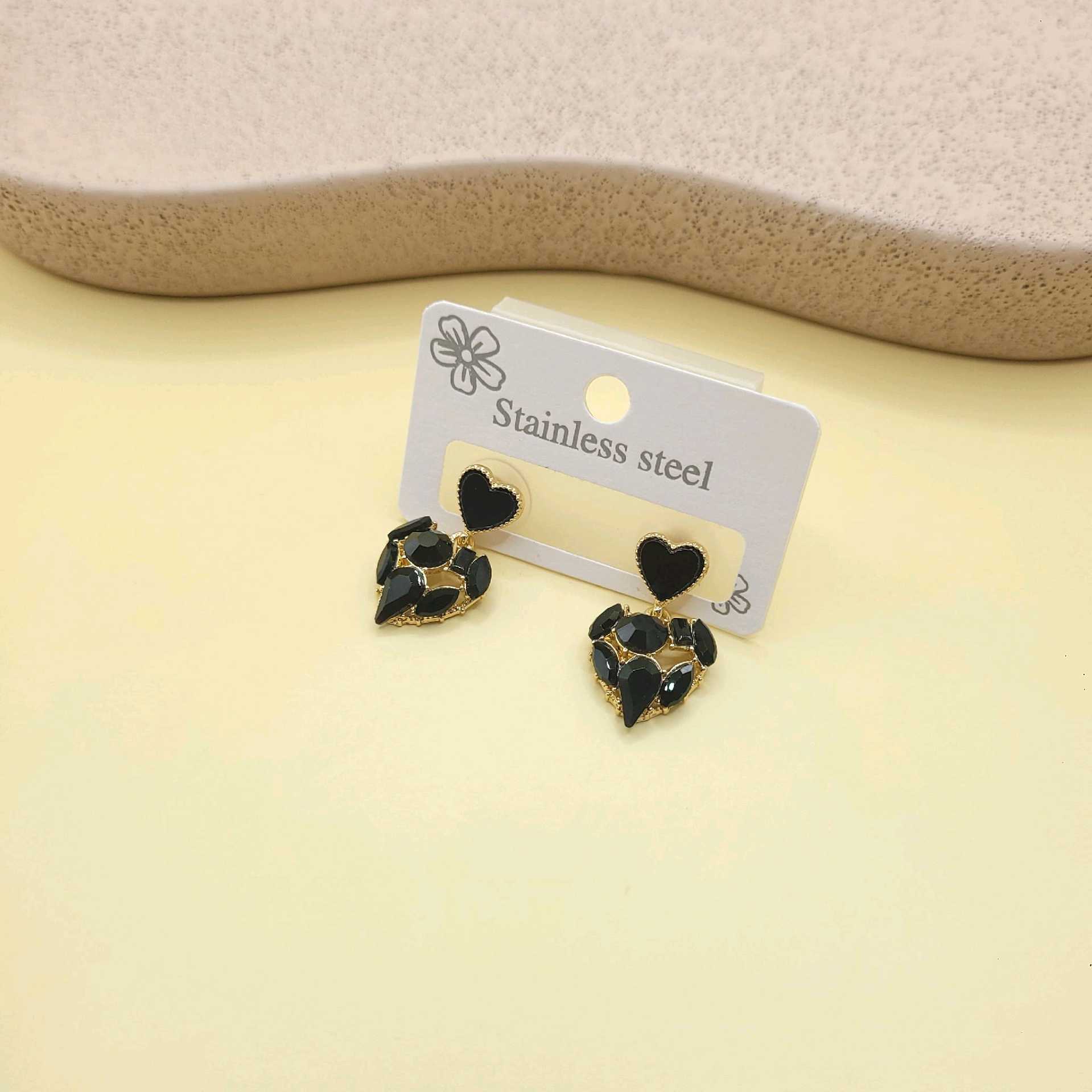 Aretes corazón negro / chapa