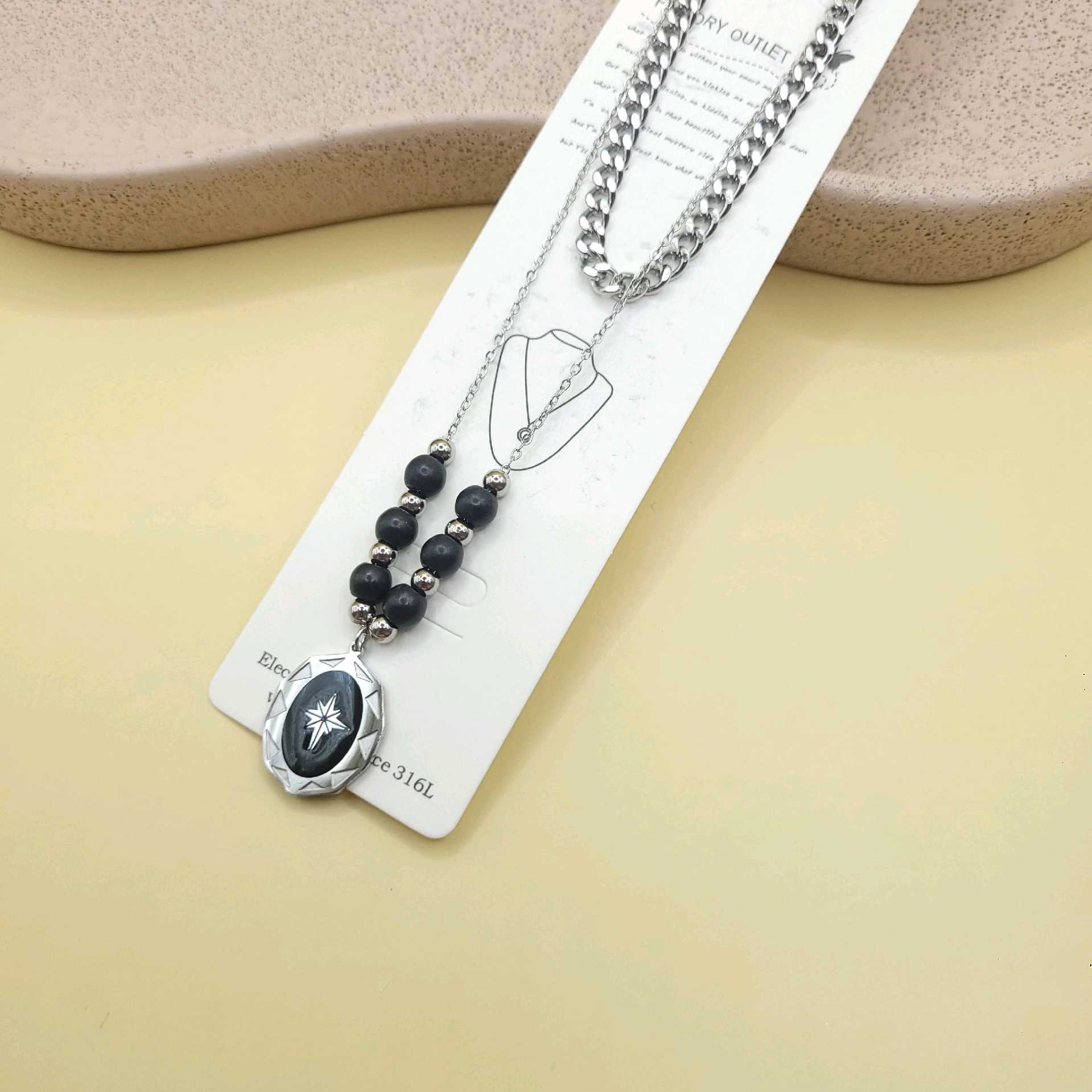 Cadena tono plata y piedras negras  / acero inoxidable 