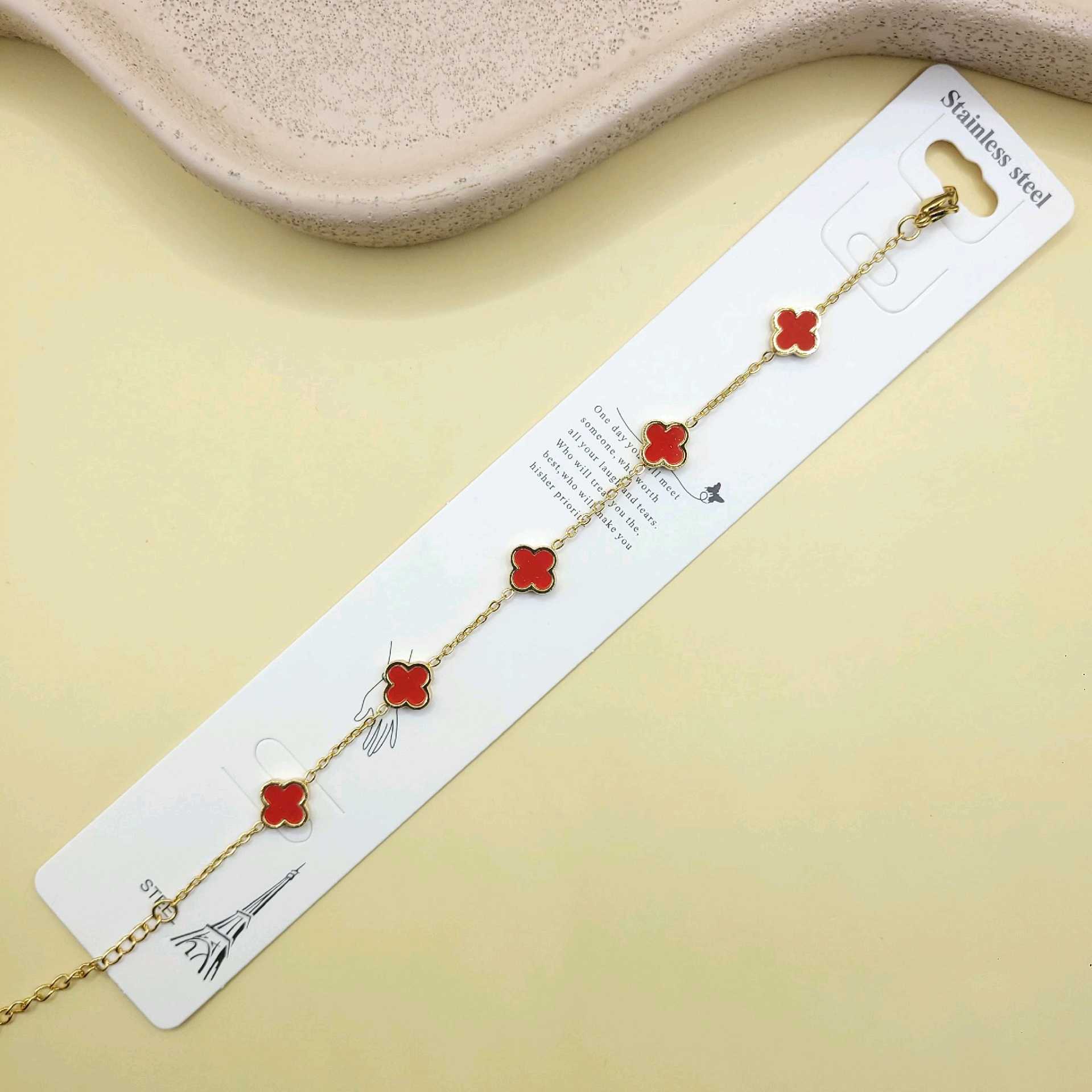 Pulsera Van Cleef roja dijes pequeños / acero inoxidable 