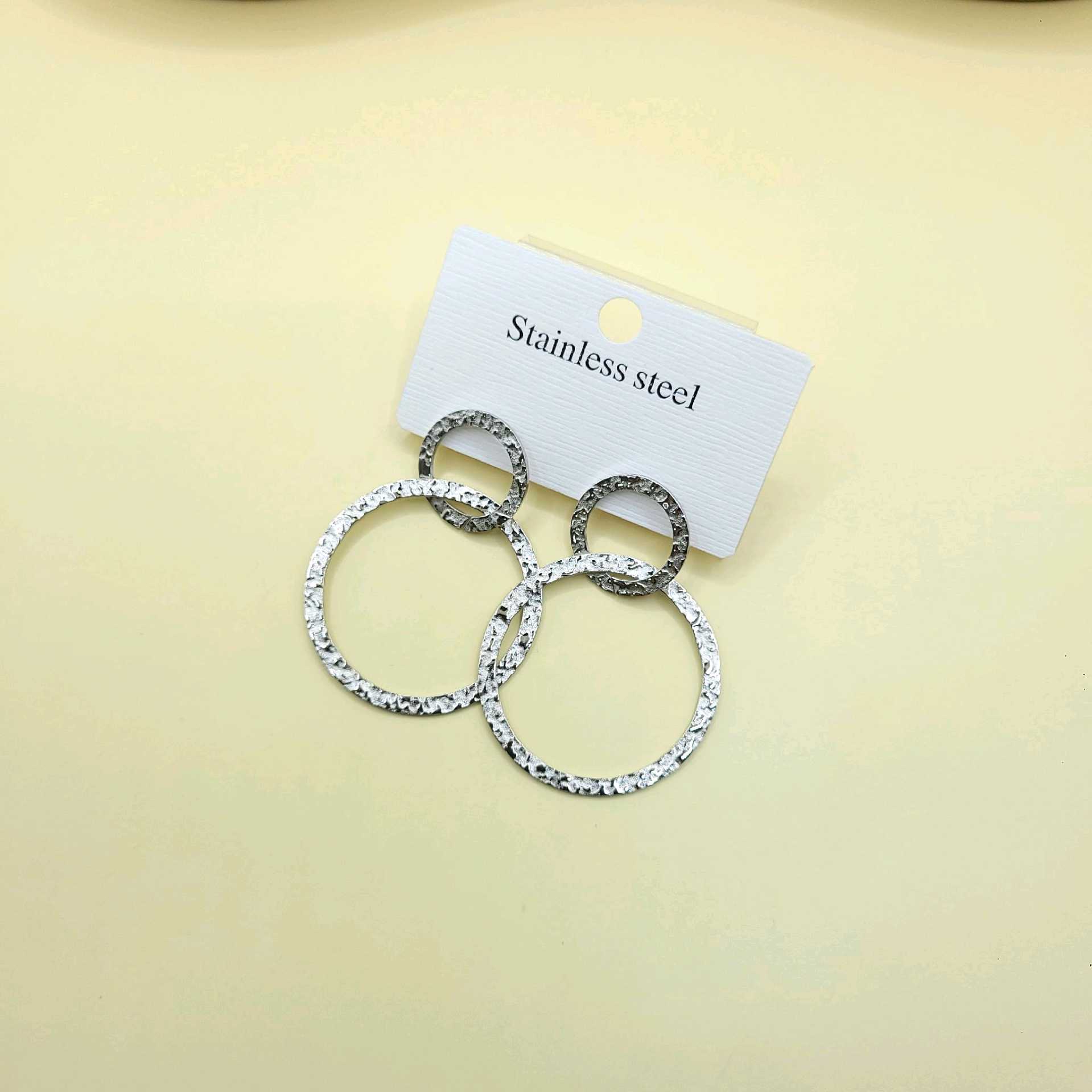 Aretes 2 aros tono plata / acero inoxidable
