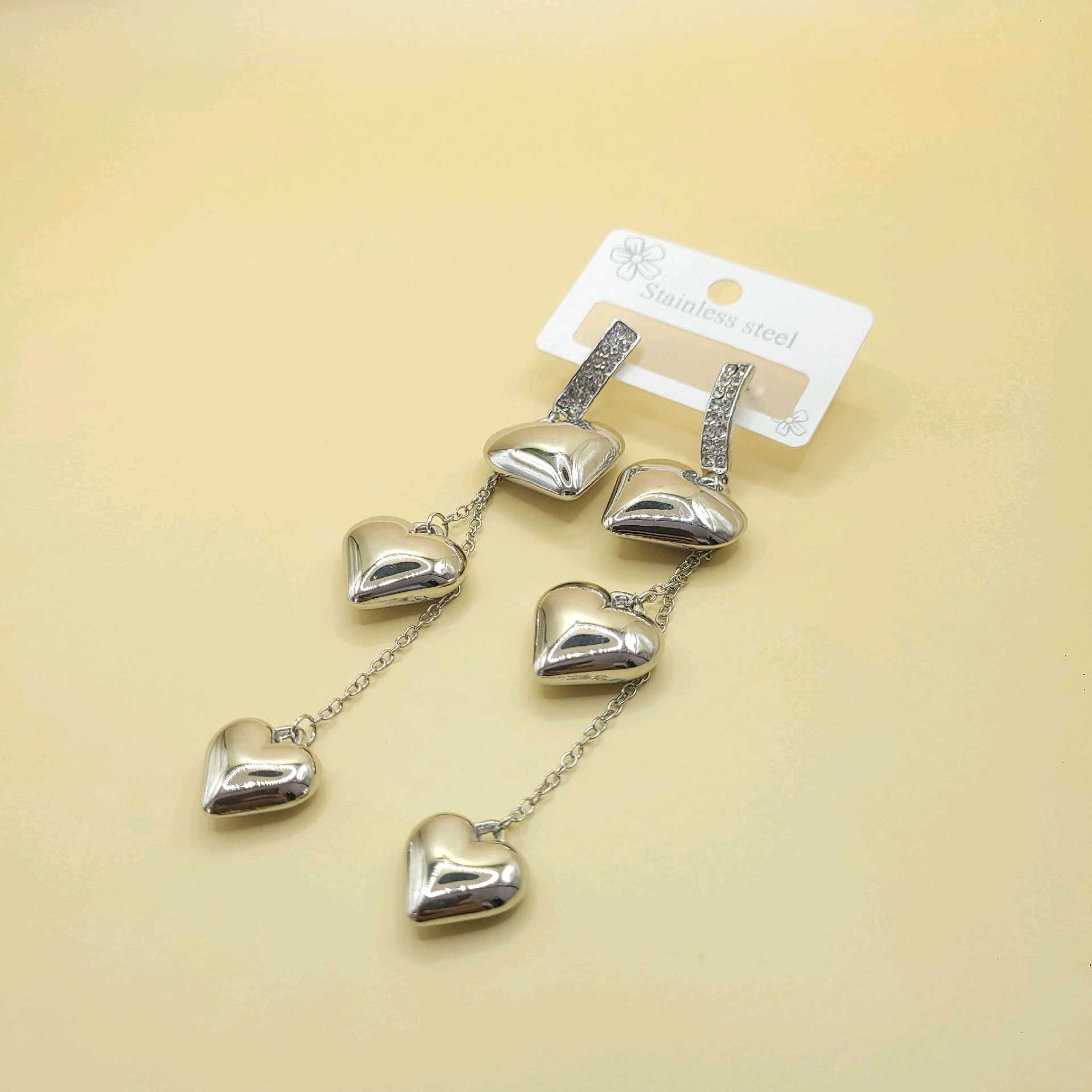 Aretes corazones inflados/ plastimetal y bronce 