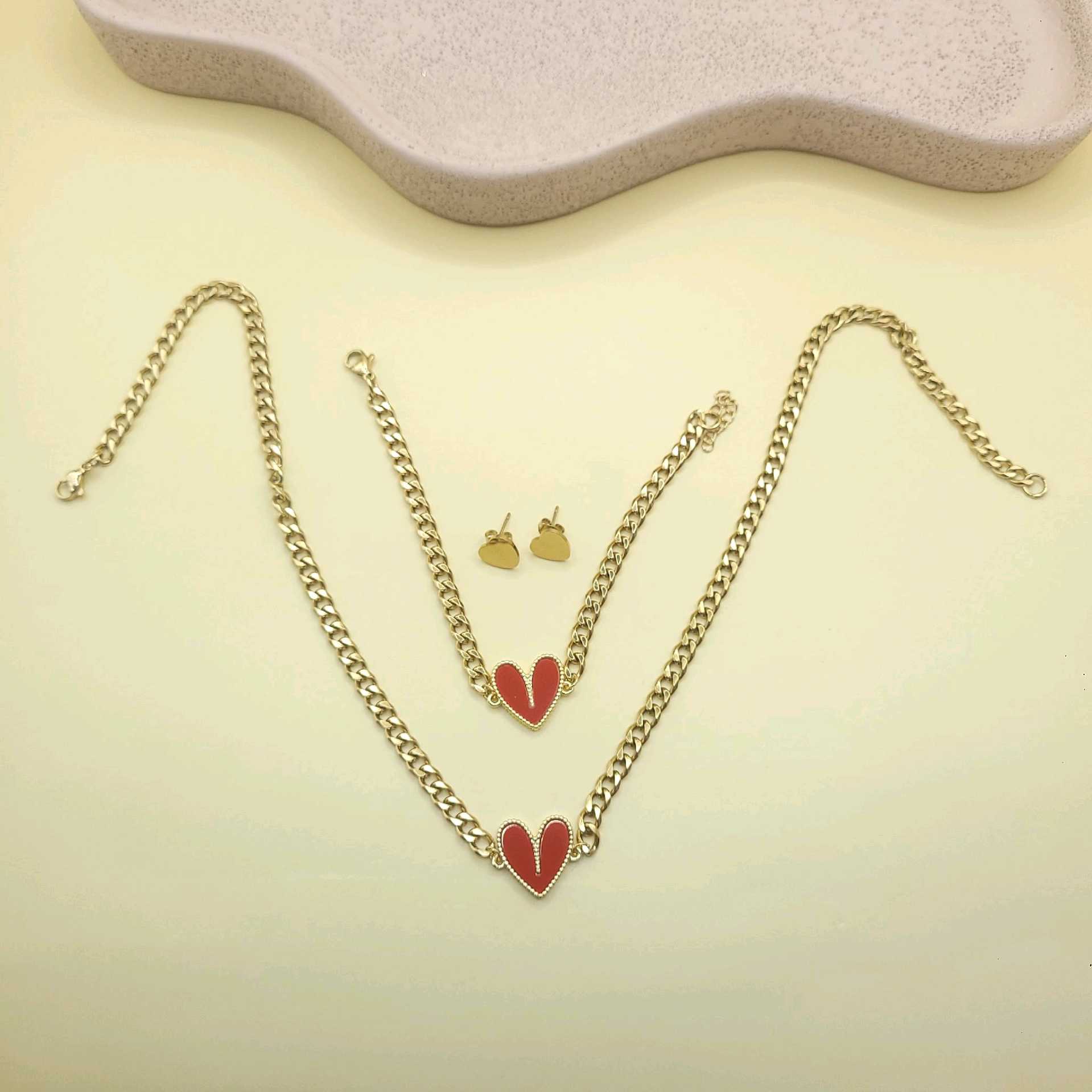 Juego corazones rojos / cadena acero y dije bronce 