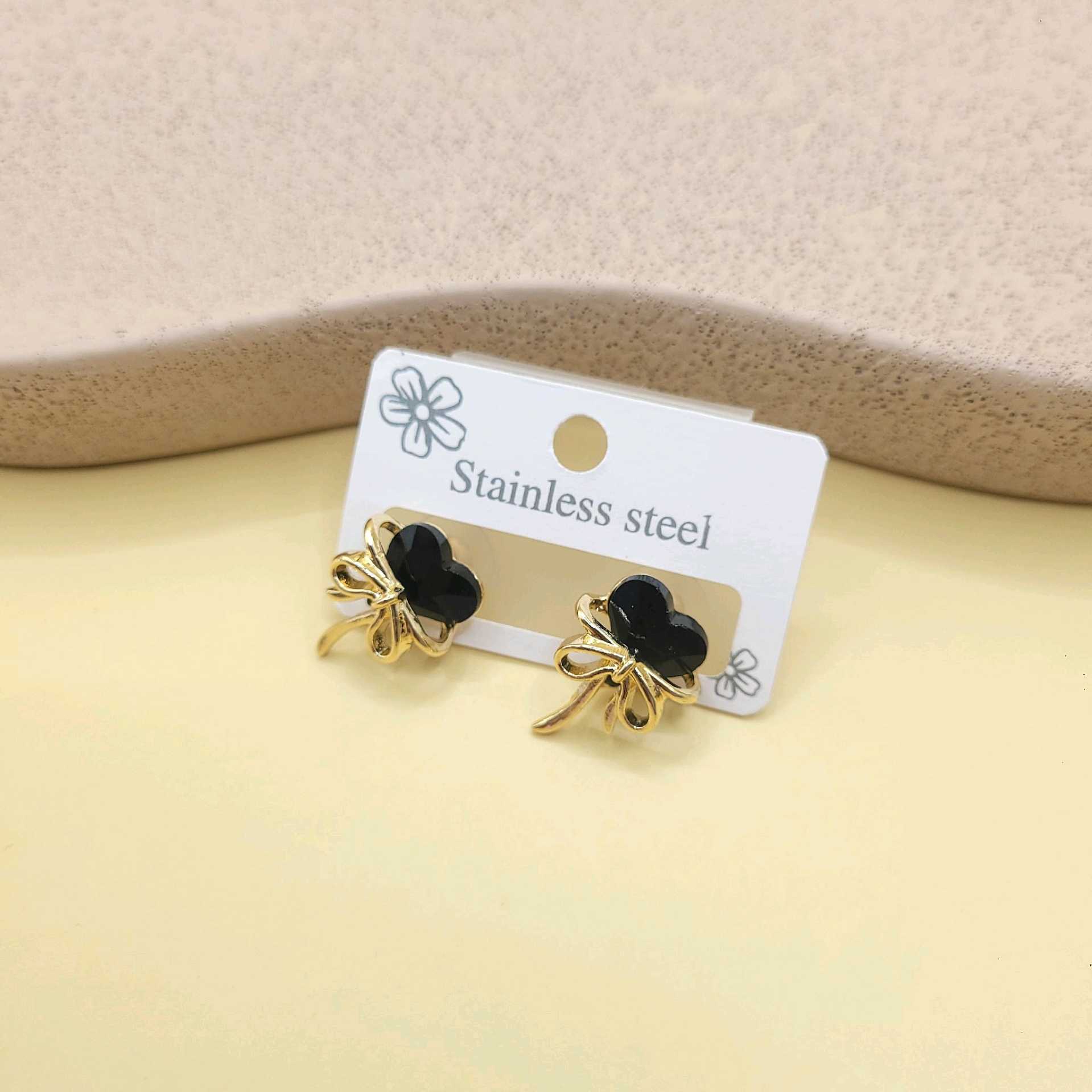 Aretes moño y corazón negro / chapa