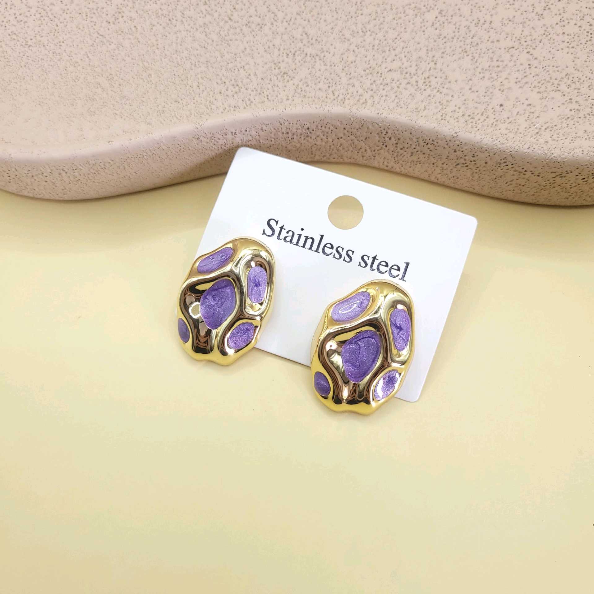 Aretes esmaltado morado / plastimetal 