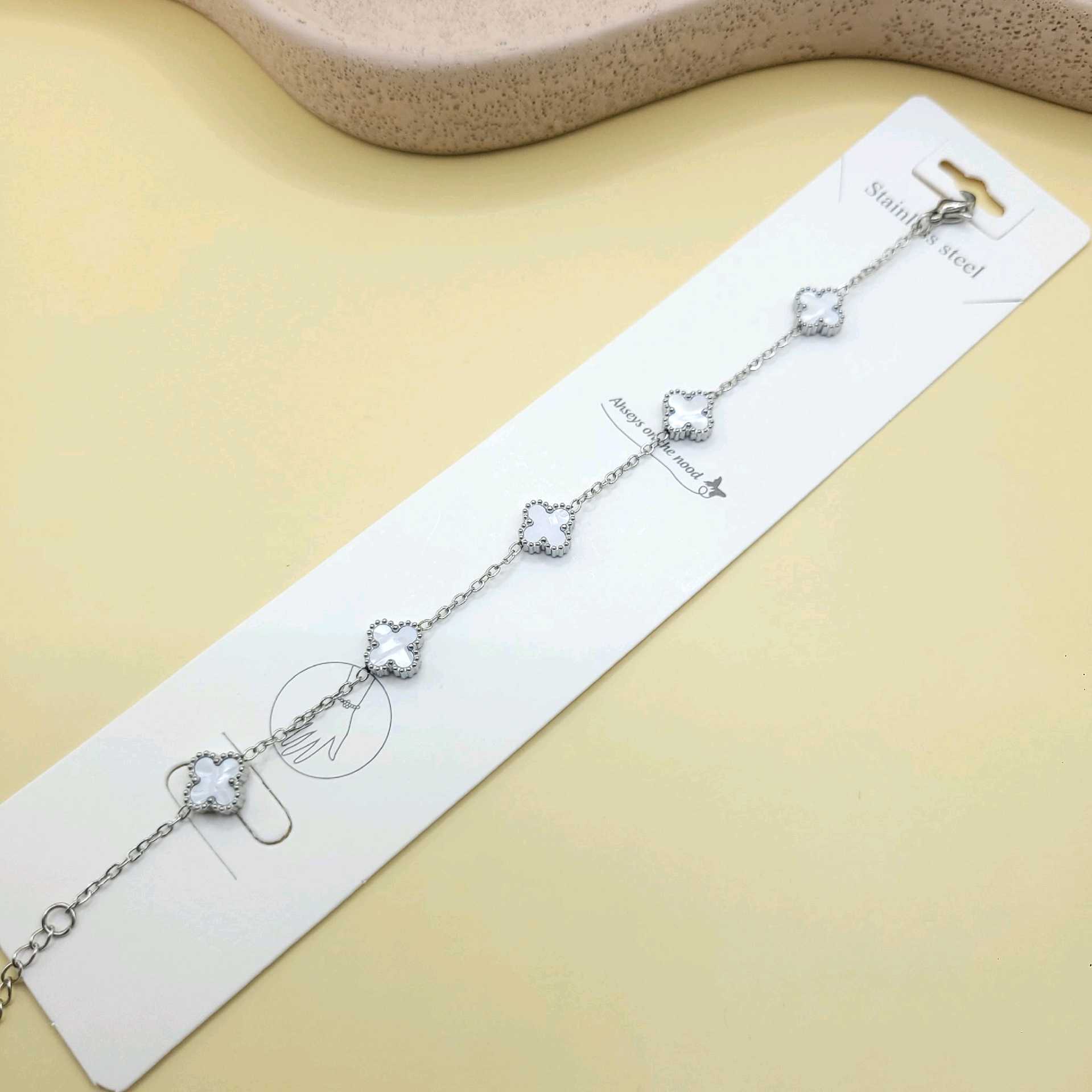 Pulsera Van Cleef blanca tono plata bordes dijes pequeños / acero inoxidable 