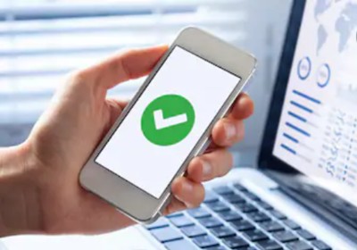 スマートフォンで本人の証を示す“eKYC”