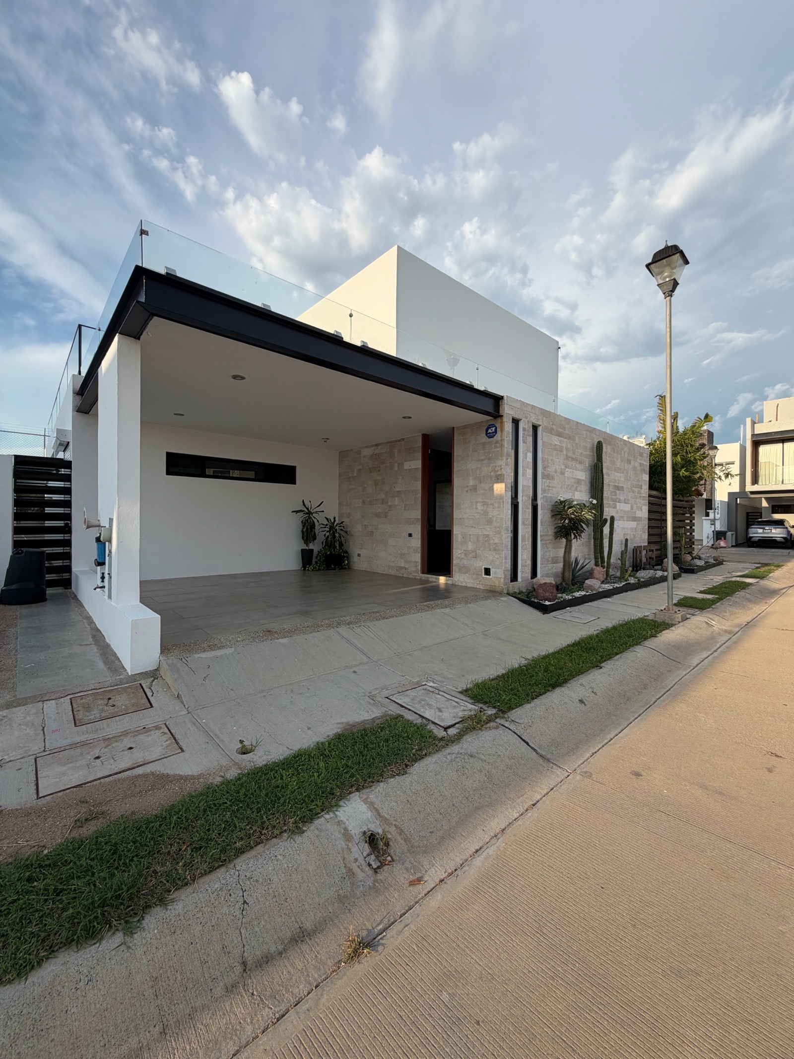 Amplia casa en esquina en venta · Altabrisa