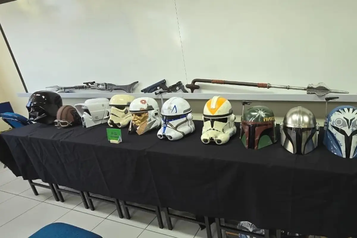 Mesa com capacetes e réplicas de Star Wars expostos para venda