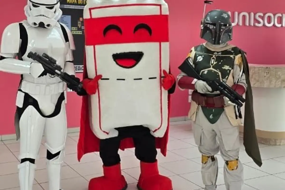 Cosplayers de stormtrooper e Boba Fett ao lado do Ticão