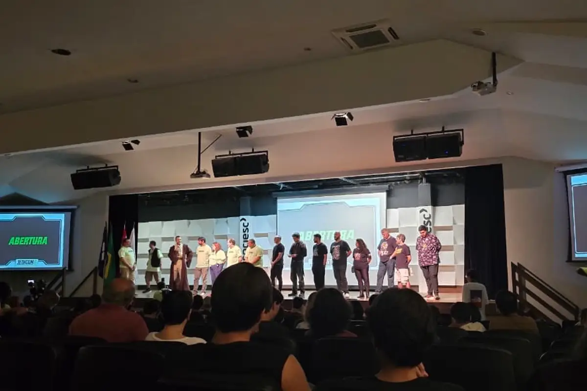 Plateia de um teatro assistindo a uma apresentação de cosplay no palco
