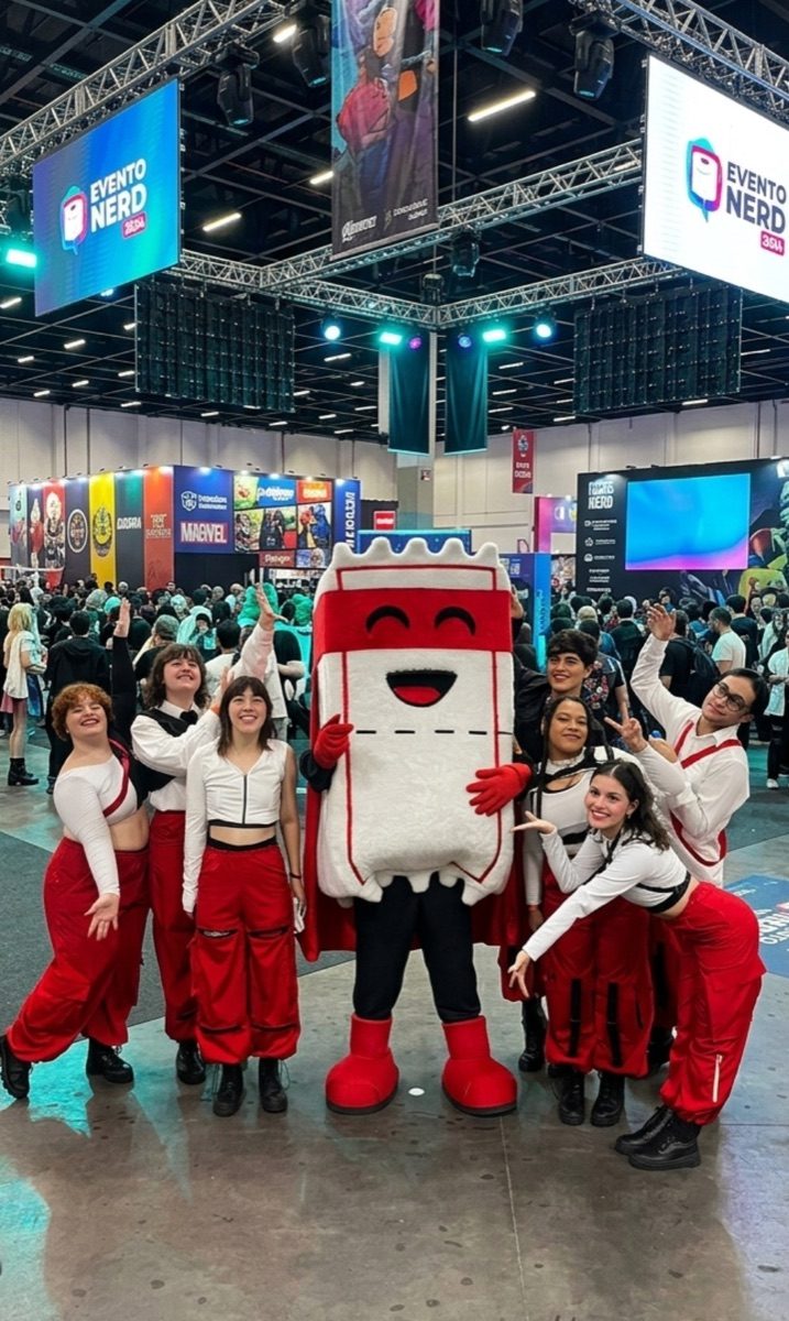 Equipe da SuperTixs com o mascote em um grande evento geek