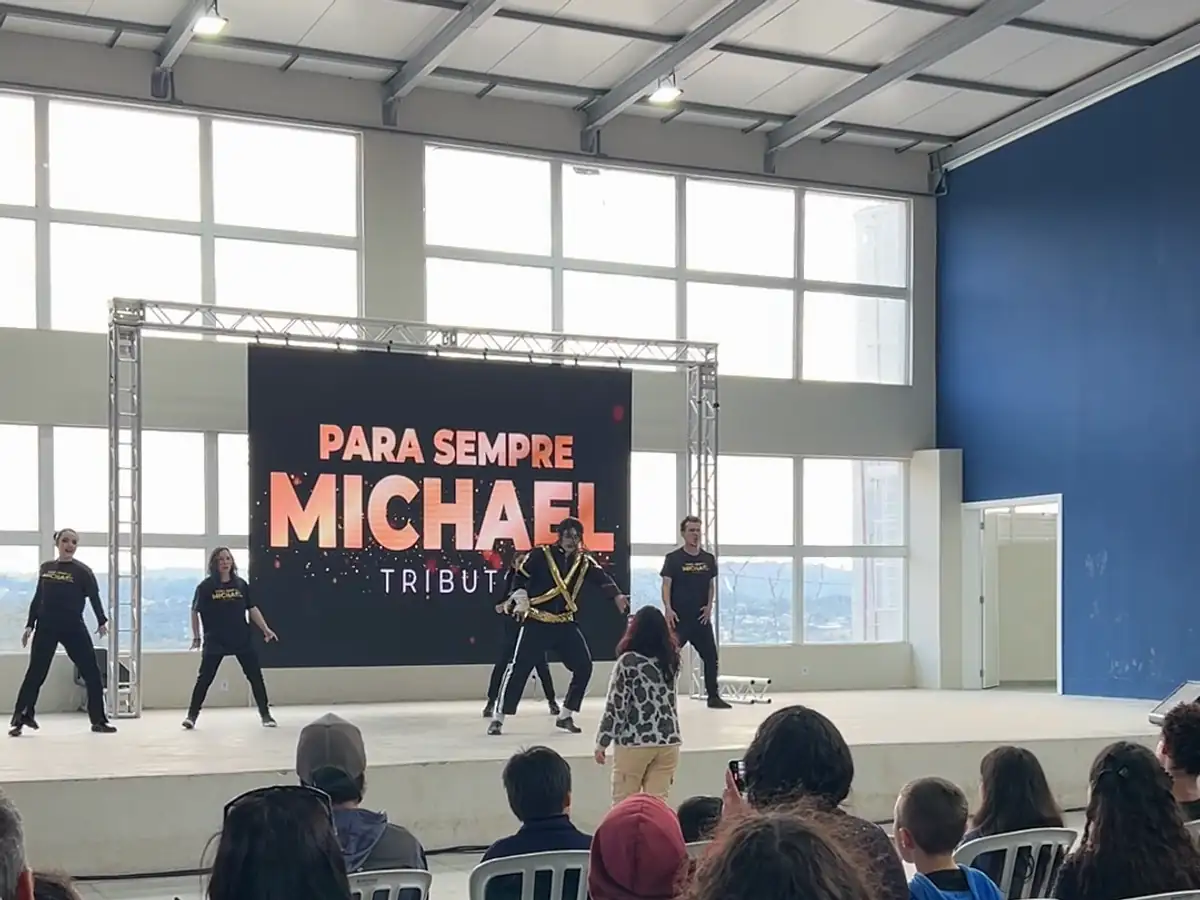 Dançarinos se apresentando no palco diante da plateia