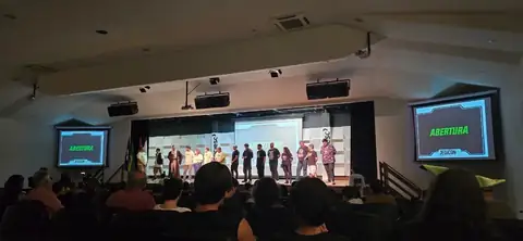 Cerimônia de abertura com convidados enfileirados no palco