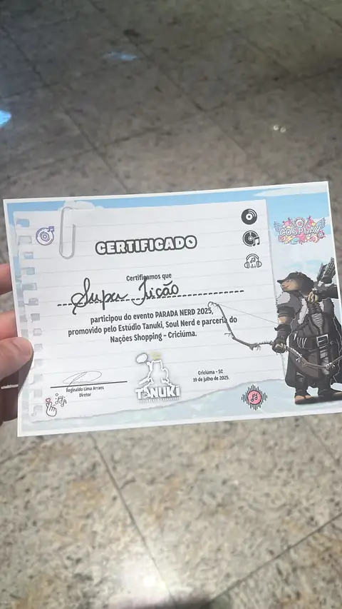 Certificado de participação impresso, segurado na mão