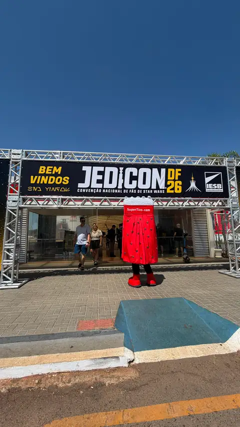 Ticão na entrada da Jedicon DF, sob o pórtico de boas-vindas