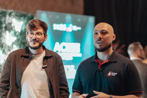 Fundadores da SuperTixs conversando com o público em uma mentoria