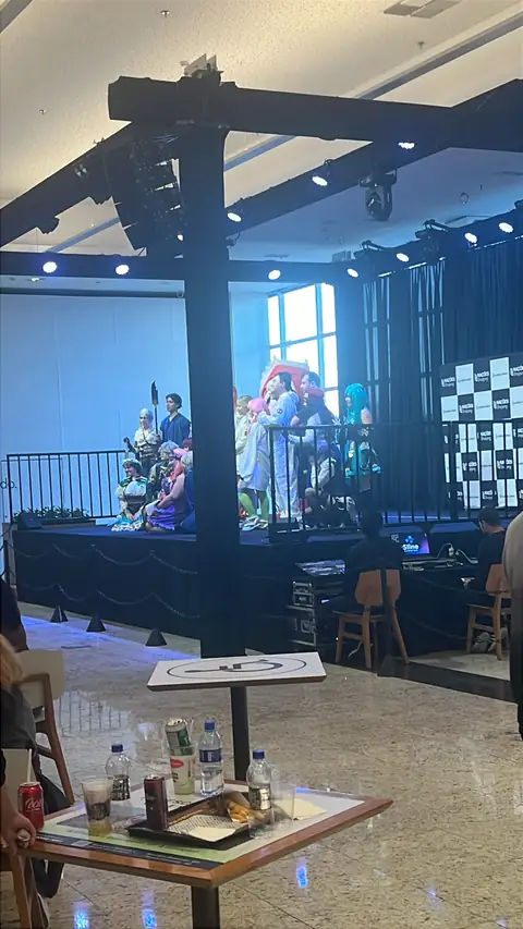 Apresentação de cosplay em um palco iluminado à noite