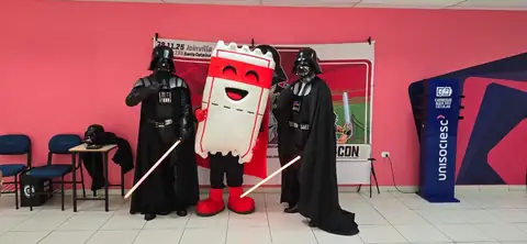 Ticão entre dois cosplayers de Darth Vader