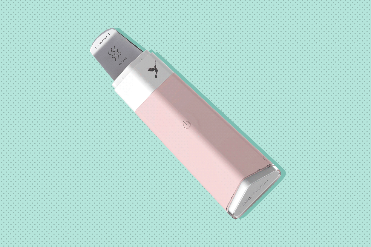 Dermaflash's Dermapore tool on a turquoise background