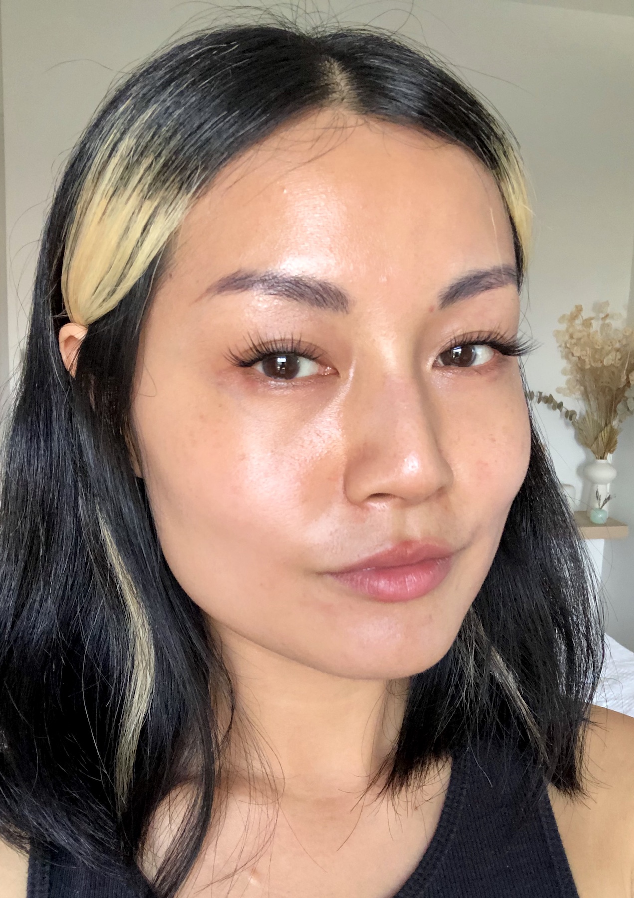 Here I am, wearing Falscara on one eye and Lashify on the other.