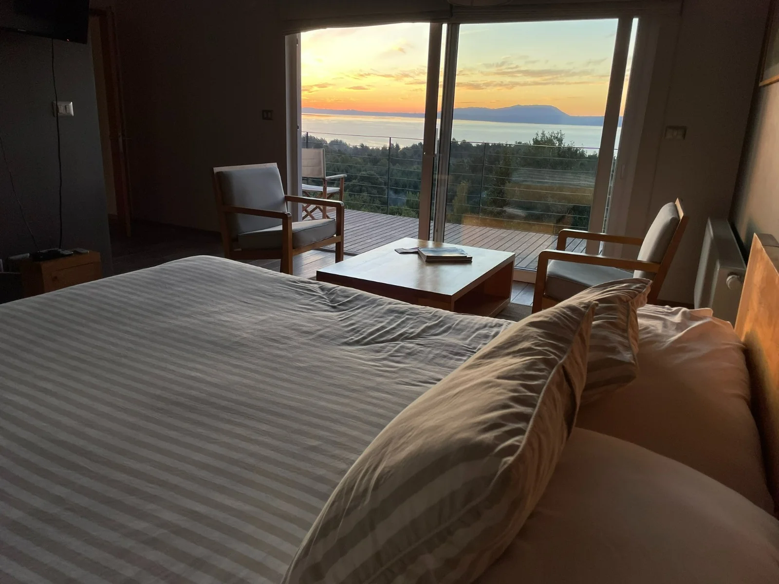 Descanso en Pucón: Habitación con Vista al Lago + Termas + Masajes
