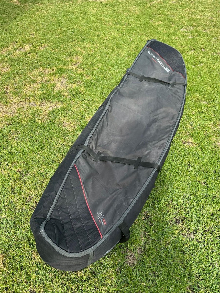 Photo of Ocean Earth 7.6 triple wheel surfboard bag