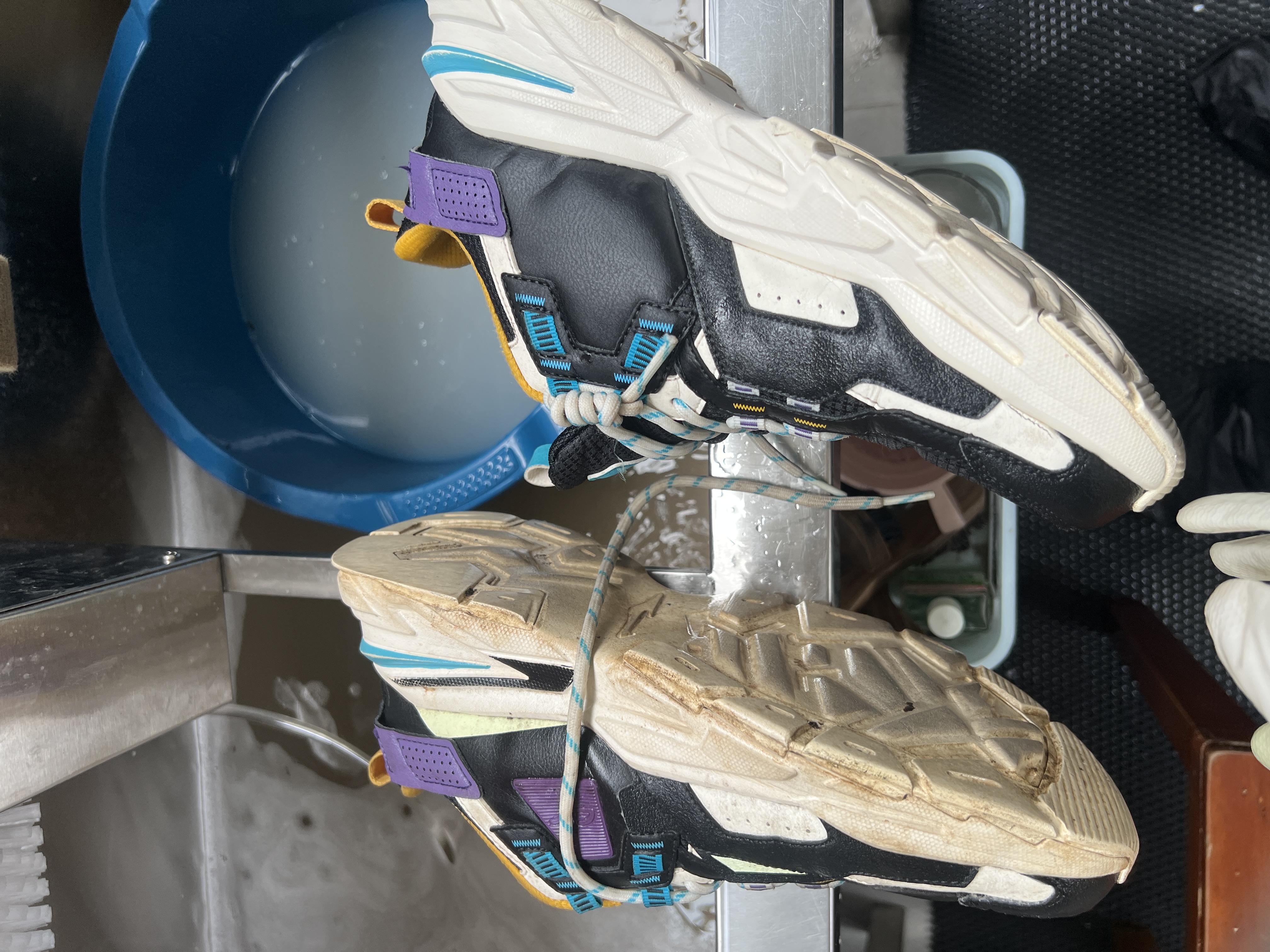 Shoelace cleaning at 30 Laundry Hue