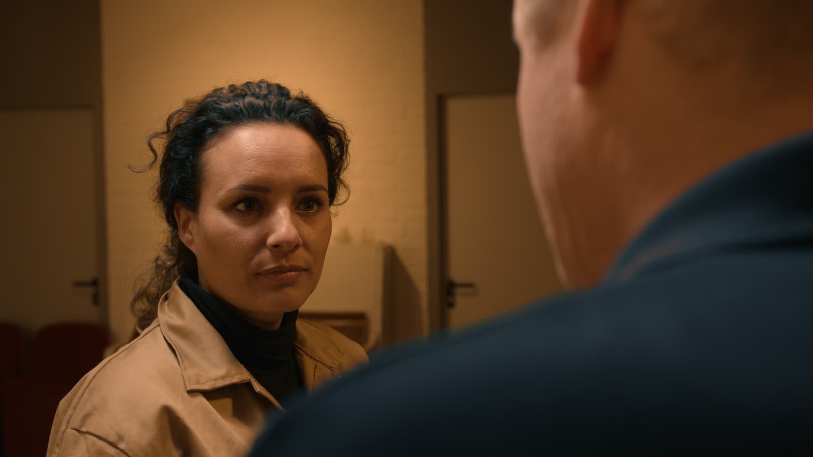 mooie vrouw in gesprek met leidinggevende