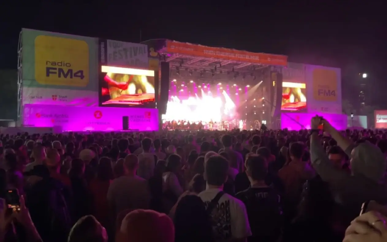 Glavna bina Donauinselfest 2025 sa publikom u večernjoj atmosferi