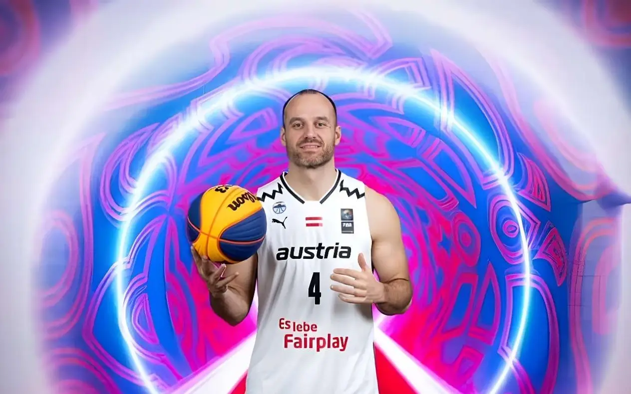 Enis Murati u beloj majici tokom intervjua na televiziji